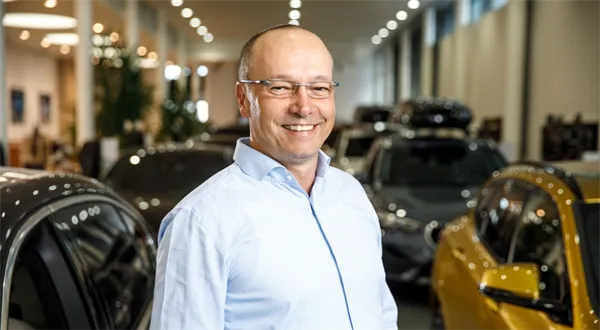 Prodejce luxusních aut: Zpátečku neřadíme