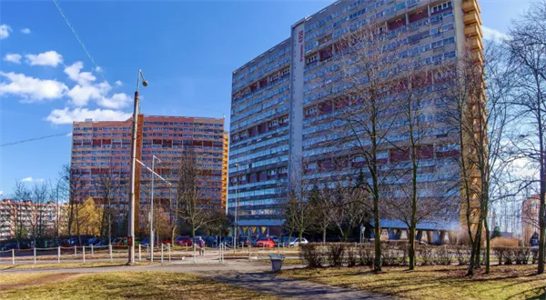 Bytová družstva a aukce nemovitostí. Přehřátý realitní trh vyzkouší všecko