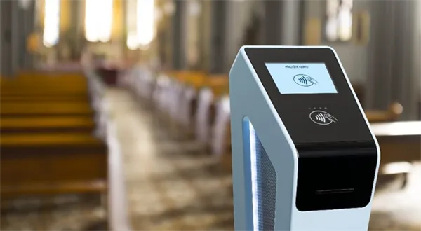 Místo kasičky terminál. Přichází donátorský totem