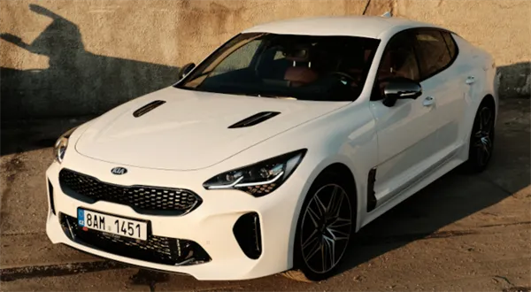 Nejvíc muziky za milion a půl. Řídili jsme Kiu Stinger GT