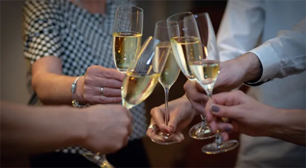 Silvestr půjde slavit v hospodě. Když budete čtyři u stolu