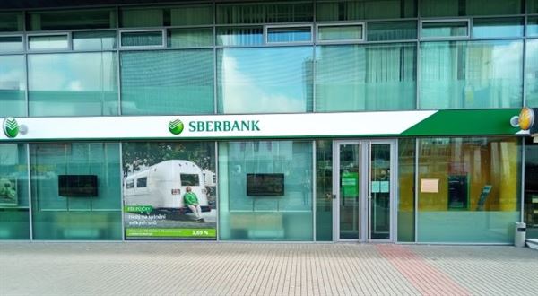 Věřitelé Sberbank dostanou zatím 95 % vkladů. Výplata začne 18. března