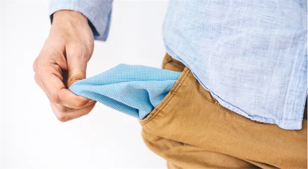 Na pomoc v hmotné nouzi dosáhne méně lidí. Hrozí bouře