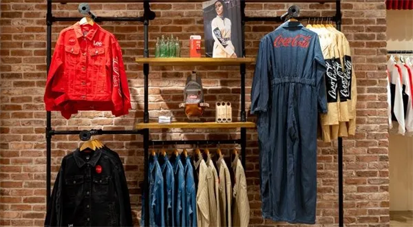 Coca-Cola otevírá první obchod s módou v Evropě