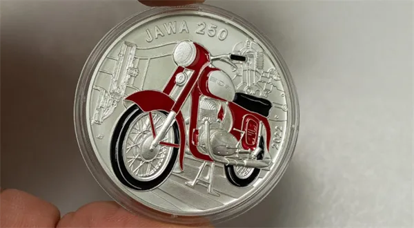 První česká mince se smaltováním. Je na ní kývačka