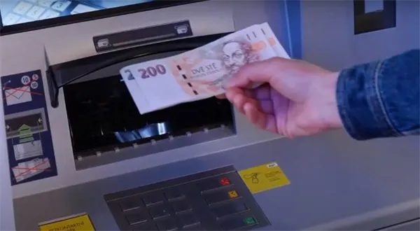Neplatné bankovky přijmou i vkladomaty. Máme seznam