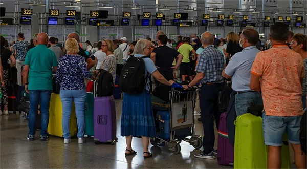 Uletí vám letadlo kvůli frontě? Smůla. V odškodnění je díra