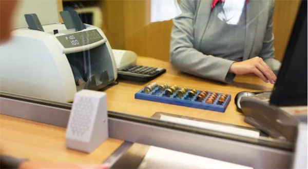 Z bankovních poboček mizí pokladny. Víc než polovina je už bezhotovostních