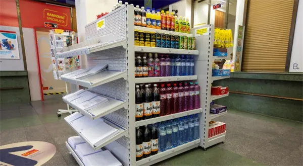 Pošta už prodává i občerstvení. Čipsy, keksy, limonádu