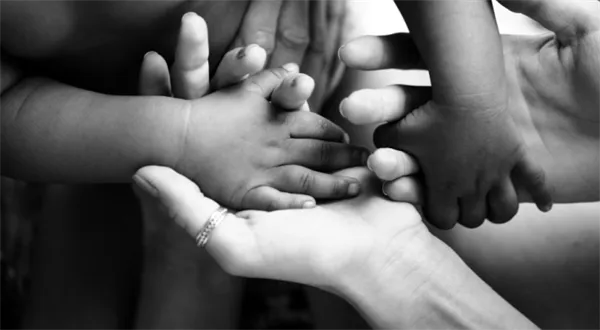 Příspěvky pro pěstouny a děti z náhradní péče stoupnou