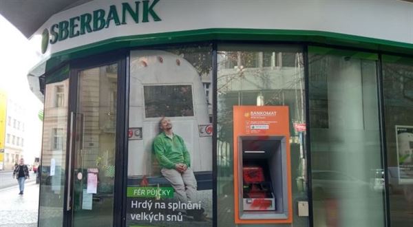 Úvěry Sberbank má koupit Česká spořitelna