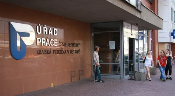 Konec čekání na dávky. Budou chodit včas, slibuje Jurečka