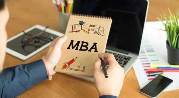 Studujte MBA. Proč vám studia přinesou výhody v krizových dobách?