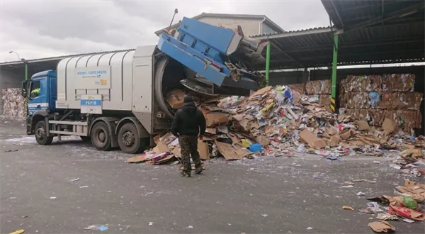 Stejně to pak zase sesypou. Nesesypou. Mýty o třídění odpadu