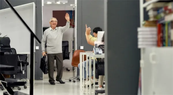 Raďte mladším, ale nejdřív se naučte na počítači, vzkazují firmy padesátníkům