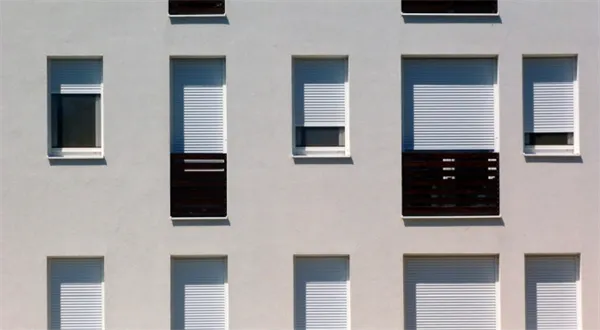 Hypotéky mírně zlevňují. Mladí si ale připlatí