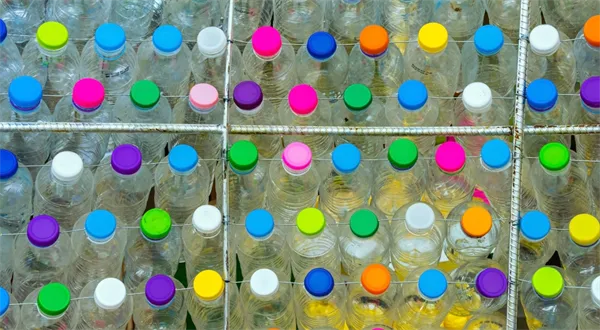 PETky a plechovky se budou zálohovat. Kolik za ně dostanete?