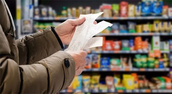 Inflace je nižší, než se čekalo. Úroky dál klesnou, koruna oslabí