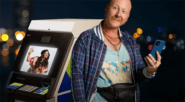 Vložit peníze bez karty umí už pět bank. Stačí mobil nebo hodinky