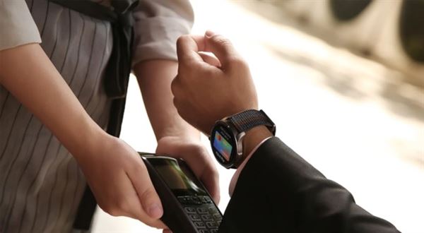 mBank spouští Zepp Pay. Umožní platit hodinkami Amazfit