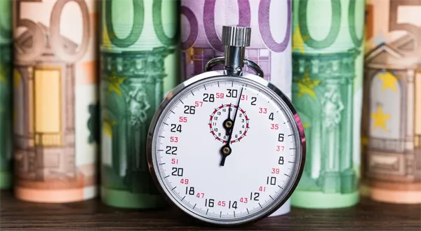 Okamžité platby v eurech budou povinné. Kdy je banky spustí?