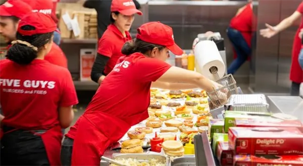 Fastfood Five Guys oznámil konečný termín: První pobočku brzy otevře v Máji