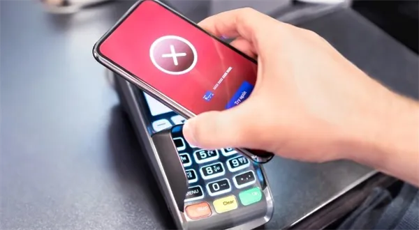 Nevýhodný kurz DCC na kartě umí blokovat další banka. Dvě to odmítají