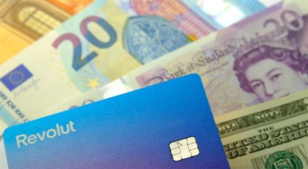 Revolut znovu zavede poplatek za směnu o víkendu