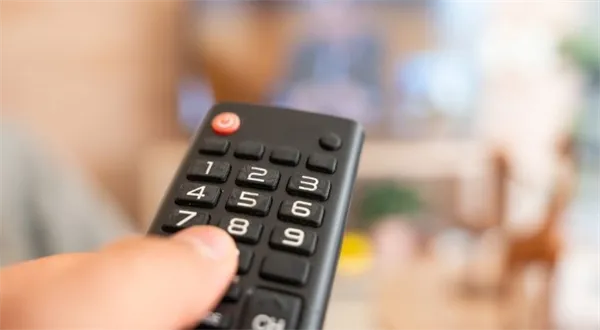 Poplatky za televizi a rozhlas stoupnou. Zaplatíme i za mobil