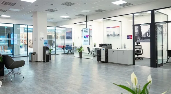 Moneta zrušila pokladny na polovině poboček. Přidá další mincomaty