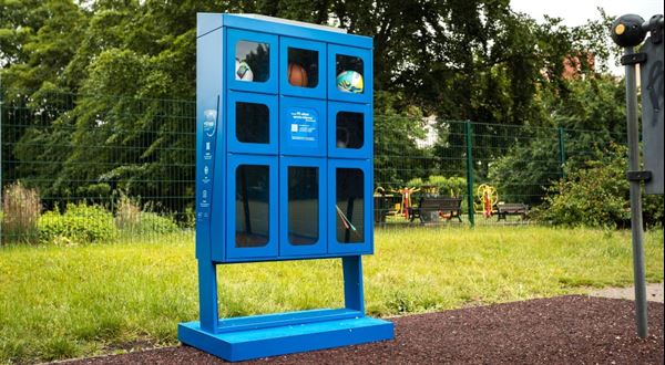 Míč nebo raketu si půjčíte z boxů. Decathlon testuje v Česku novinku
