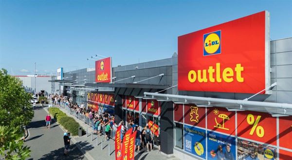 Lidl otevřel outlet v Olomouci. Před prodejnu se lidé postavili už v noci
