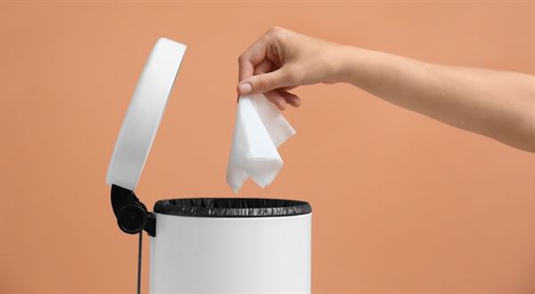 Kam vyhodit papírové kapesníčky? Sedm chyb, které děláme při třídění odpadu