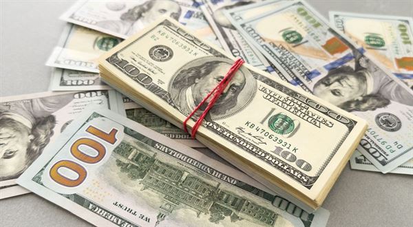 Dolar slábne. Je čas nakoupit, nebo rychle vycouvat?