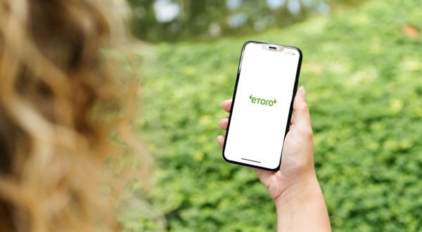 Víc než spořicí účet. eToro úročí dolary až 4,3 %