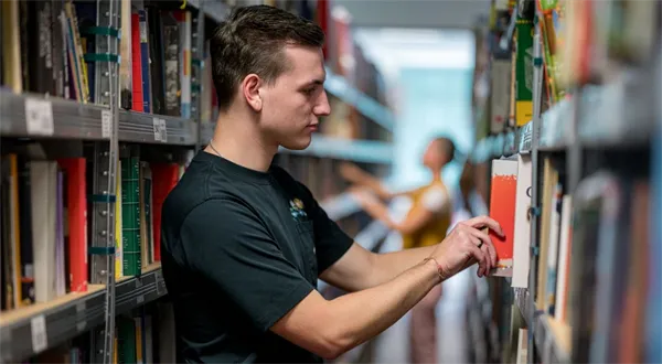 Pracovní podmínky jako v armádě? Knihobot čelí kritice od brigádníků