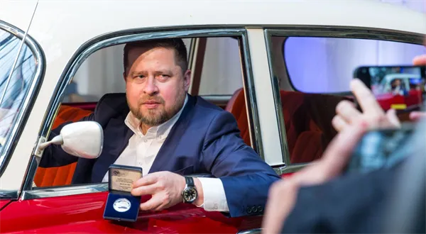 Guvernér zasahuje. Michl nechce být na bankovce