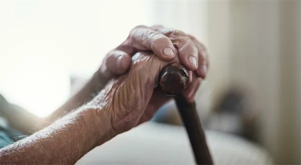 Spoléhat na stát, rodinu, nebo sebe? Realita českého stáří se mění