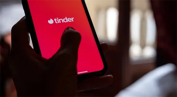 Seznamky jako drahá zábava. Jak poznat manipulaci dřív, než přijdete o peníze