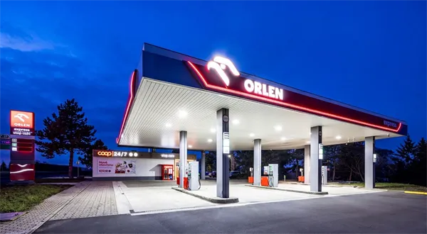 Benzinka bez obsluhy. Nový koncept Orlenu a Coopu mění tankování u D7