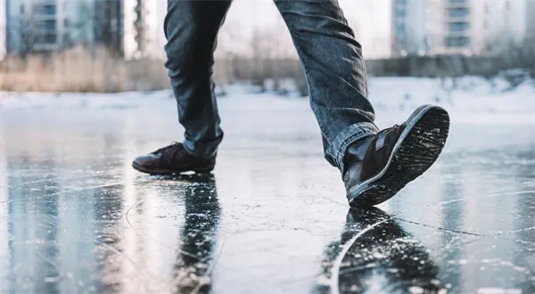 Pád na namrzlém chodníku: Kdy máte nárok na odškodnění a po kom ho chtít