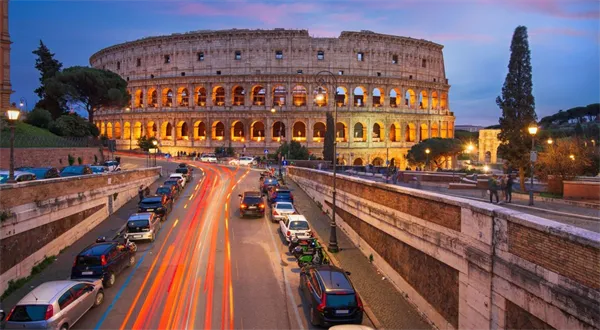 Konec padesátky v centru Říma. Město zpomaluje řidiče jako Paříž či Brusel