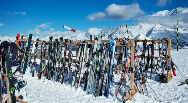Když lyže zmizí ze sjezdovky. Kdy pojišťovna zaplatí a kdy máte smůlu