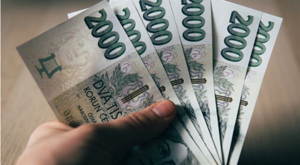 Až bude nejhůř, měla by vláda vyplácet peníze bez podmínek, říká ekonom