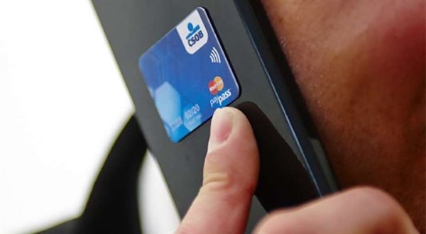 Platební nálepky končí i ve dvou největších bankách