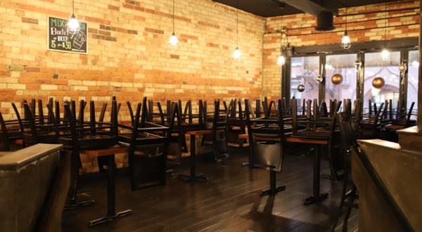 Restaurace zavřou už v deset. Prymula oznámil nová opatření