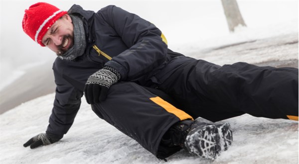 Místo chodníku klouzačka. Jak žádat o odškodnění za zlomenou nohu