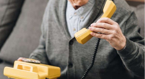 Nejste online, připlatíte si. Diskriminace seniorů?