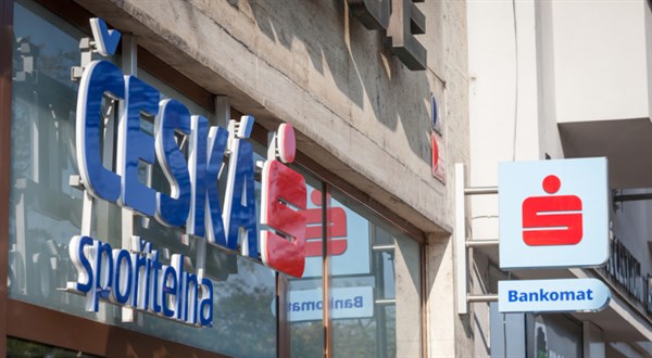 České spořitelně loni výrazně propadl zisk