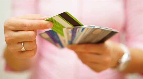 Chráněný účet bez karty. Jedna z bank bude k dlužníkům přísnější